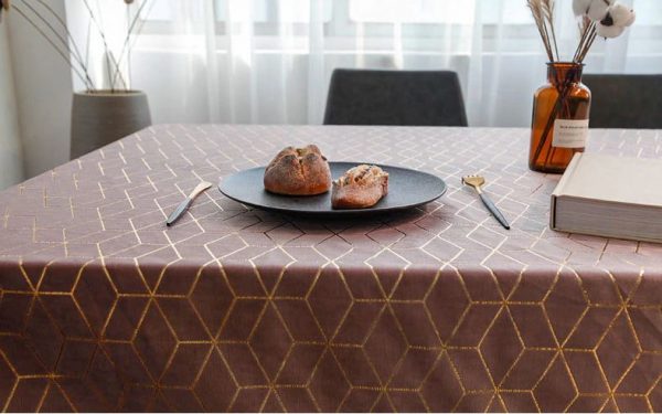 מפת שולחן מקטיפה איכותית עם דקור זהב בצבע ורוד