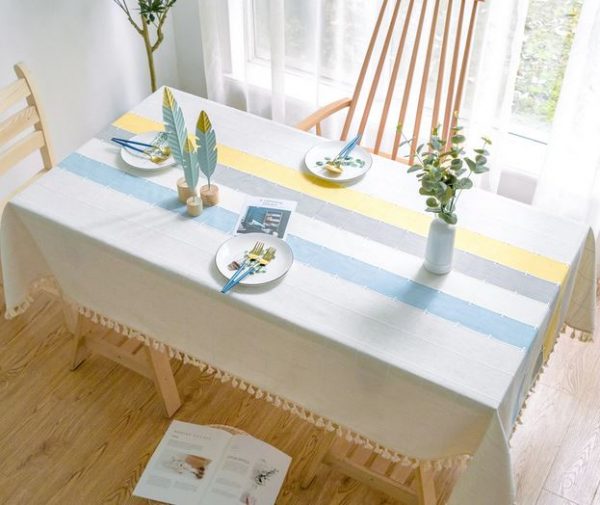 מפת שולחן כפרית לבנה עם צהוב ותכלת